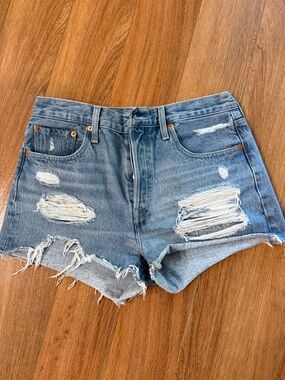 Light Blue Distressed Levi Denim Women’s Shorts
